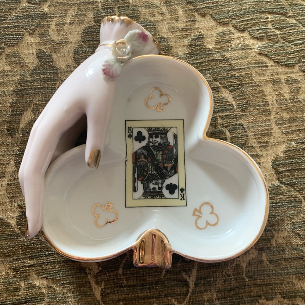 VINTAGE CERAMIC LADIES HAND “KING OF CLUBS” ASHTRAY VCAGO-JAPAN GOLD RIMMED